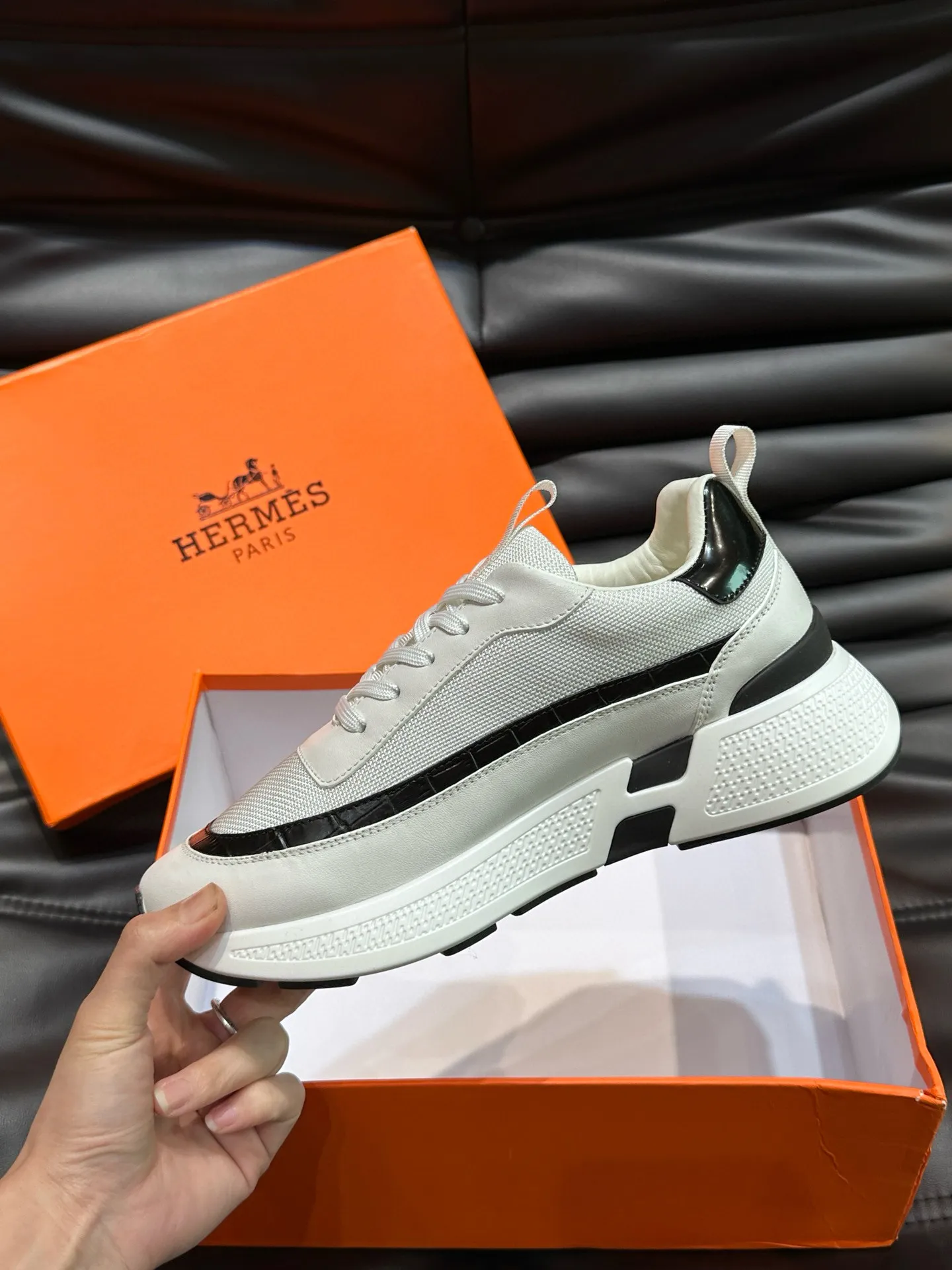 Factory price: 540💰HERMES/Hermes Hugo thick-soled sneakers are casual men's shoes. These sneakers are made of imported first-layer cowhide leather and breathable mesh design. The contrasting color design creates a dynamic and modern shape. The front end of the toe is decorated with natural-color rubber inlays. The style is novel and fashionable. The texture is incomparable, with cowhide lining and cowhide foot pads, the upper foot is comfortable and breathable, and the rubber sole is decorated with geometric patterns and iconic "H" details. A very personal one! Size: 39-44 (customized at 38.45)